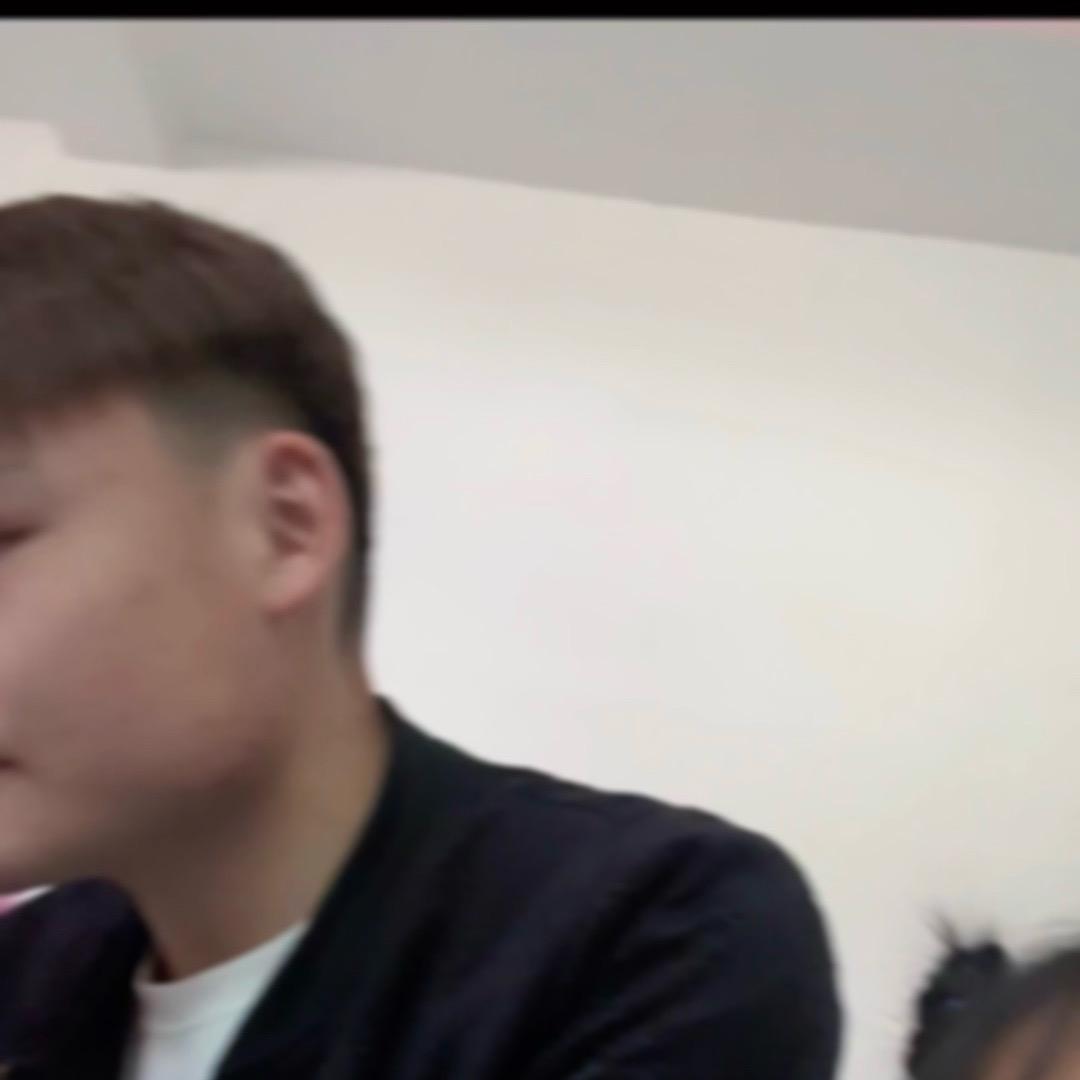 谀