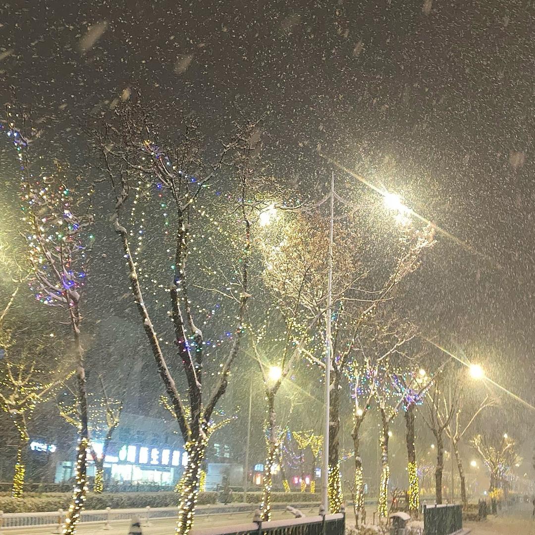 圆月生辉揽星河