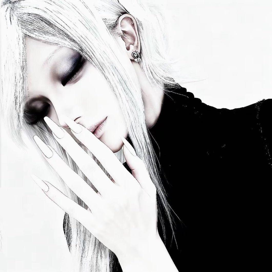 哭哭卖萌被肘击