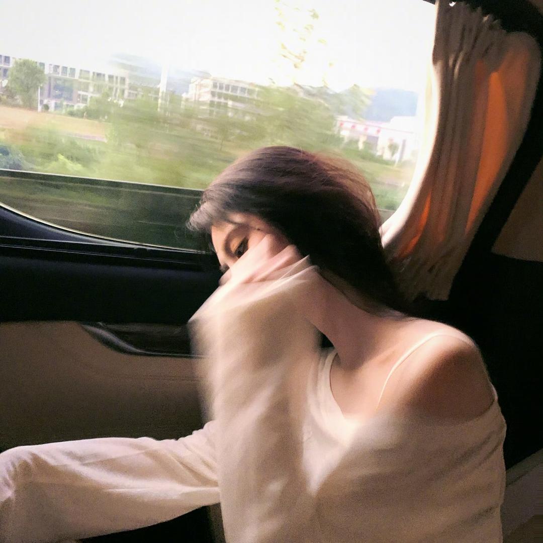 腼腆小美
