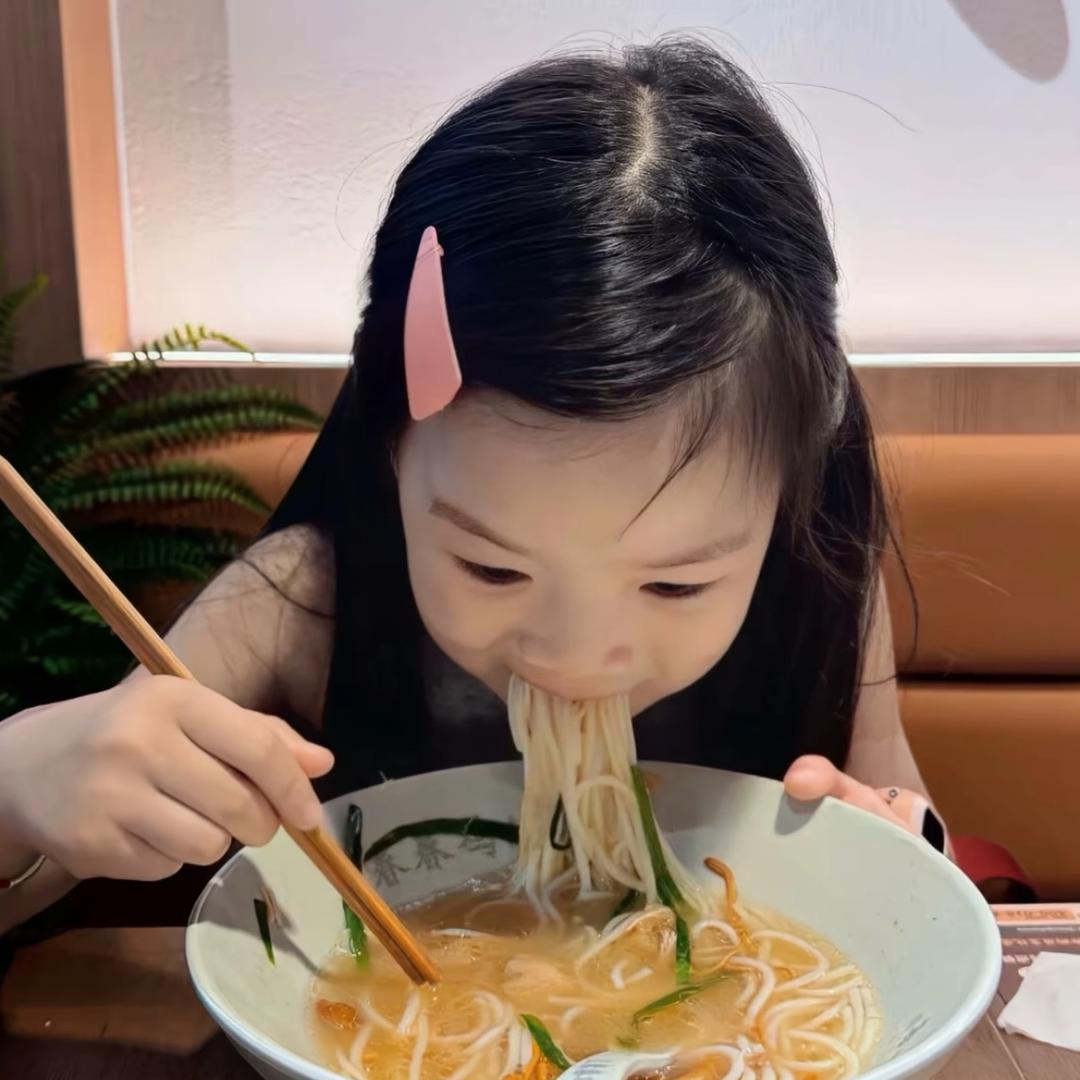 人傻嘴不甜长的丑还没钱