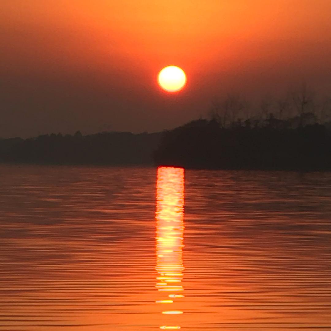 隔海相望