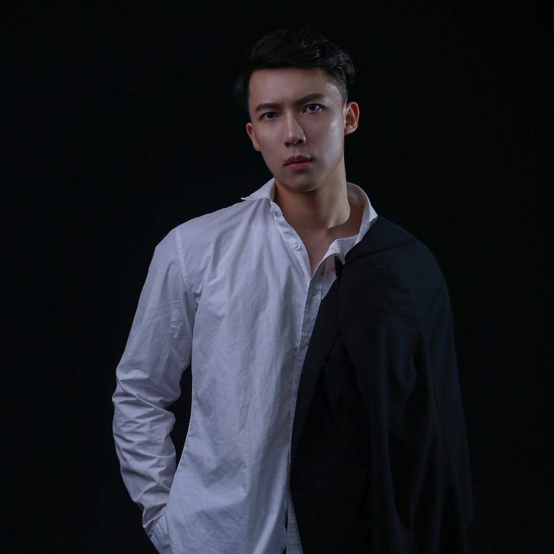 黄文健.