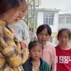 三三《带四个女儿》