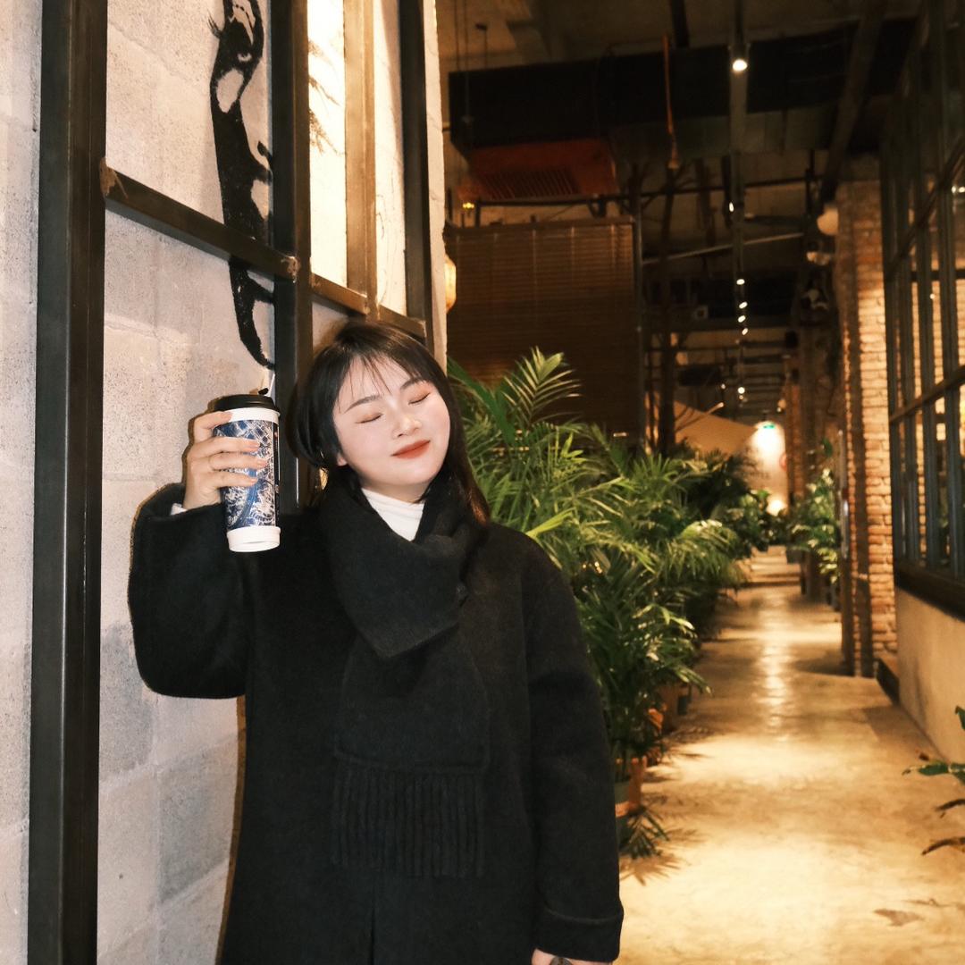 教化妆的潘潘💄