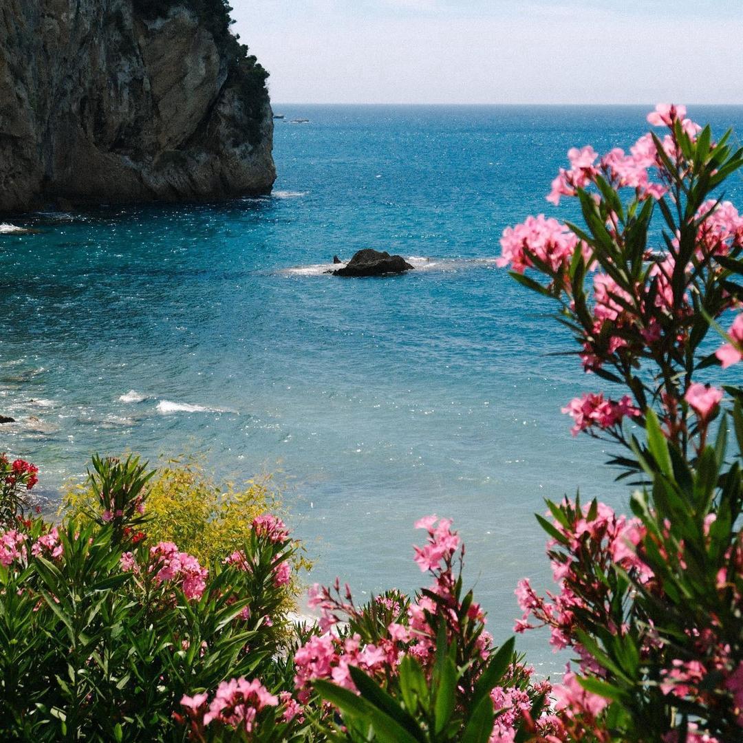 蓝谜海湾