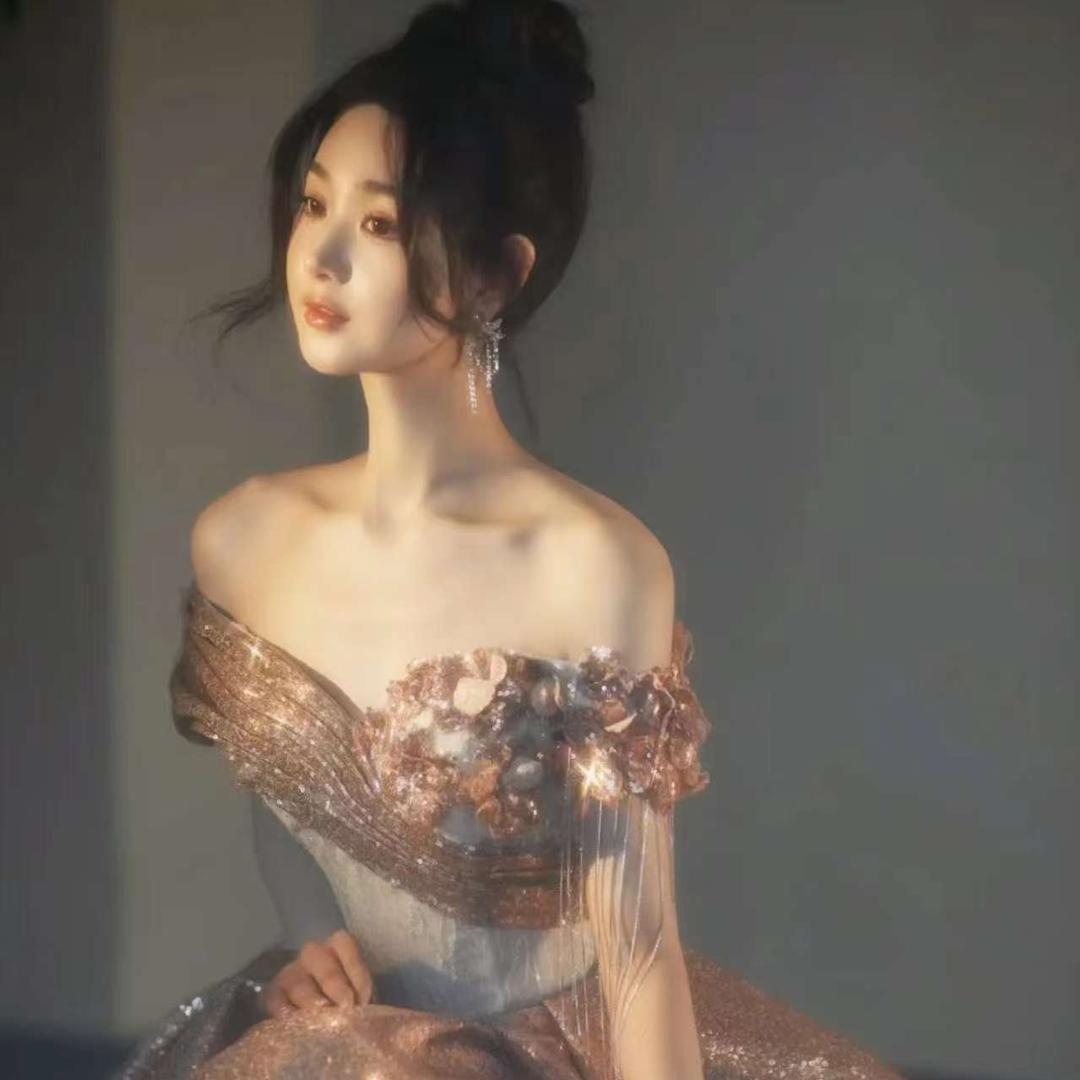 开婚纱店的菁菁