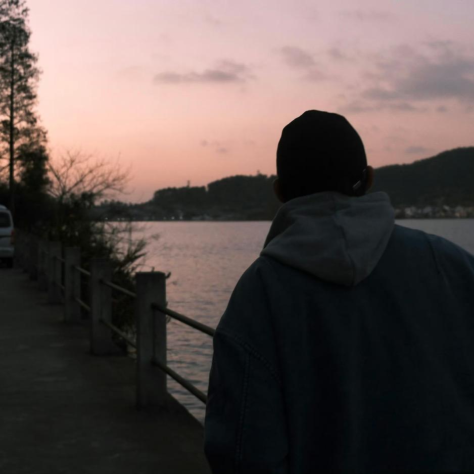 猫咪偷吃打翻碗