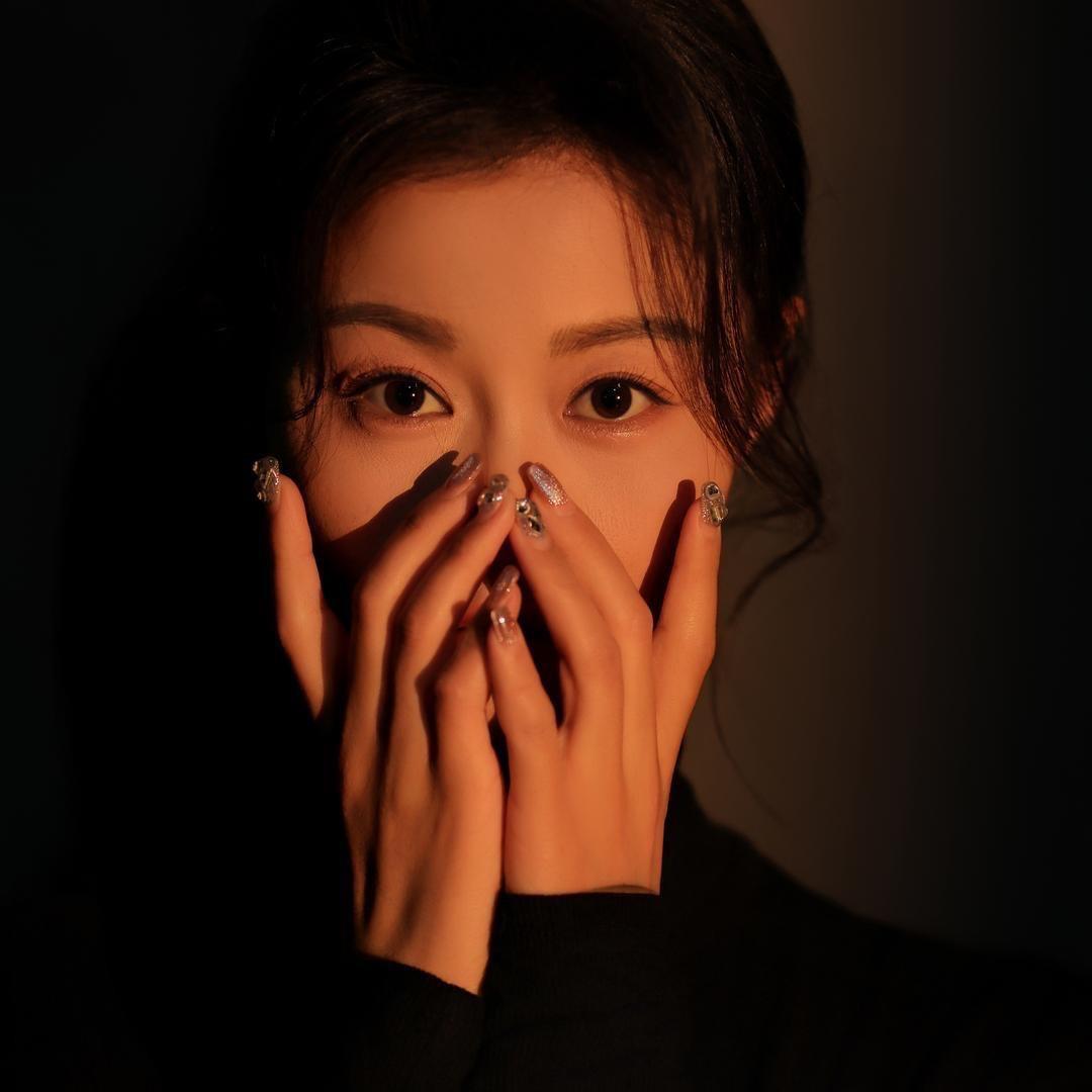 张馨予.