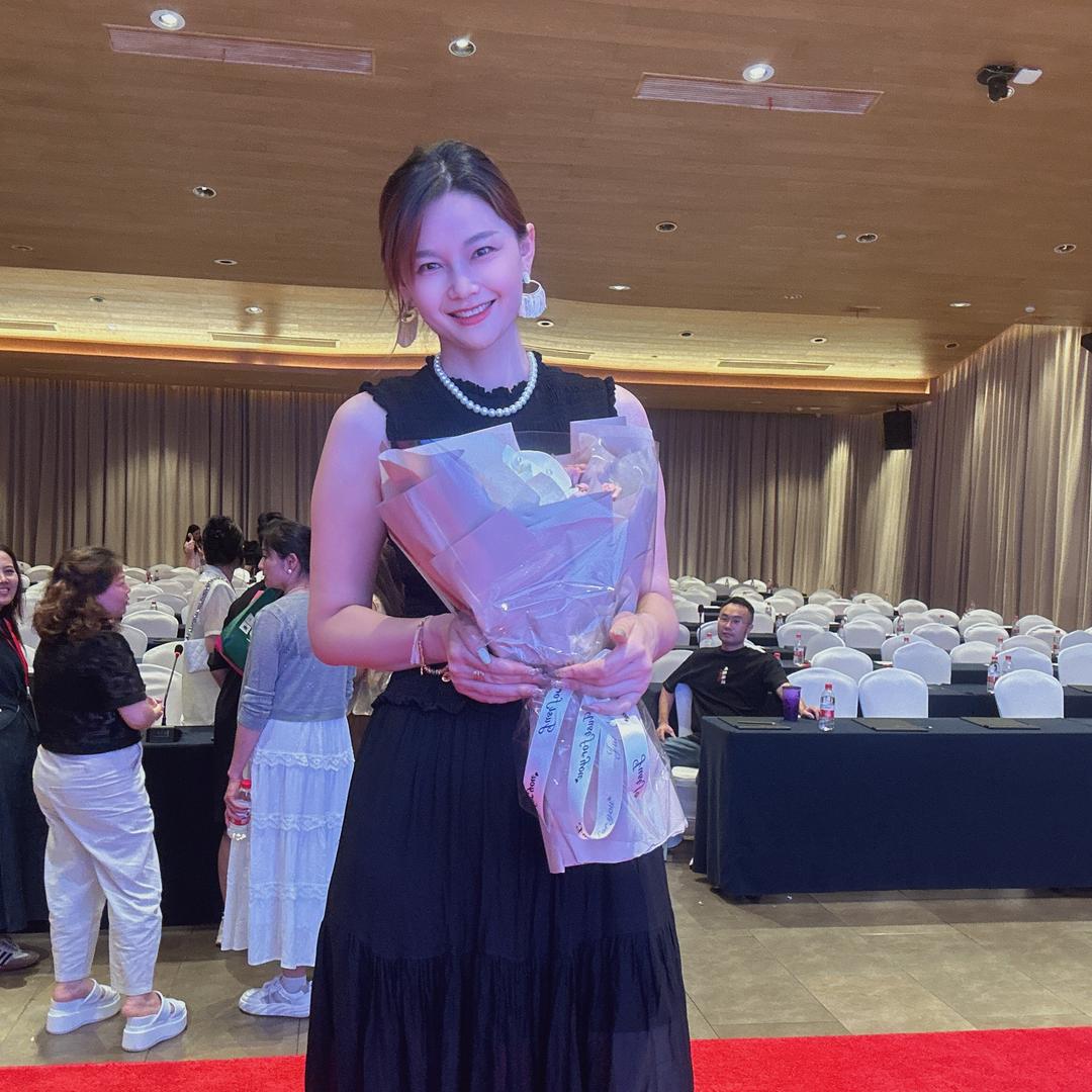 康复路盈公主少淑轻奢女装批发