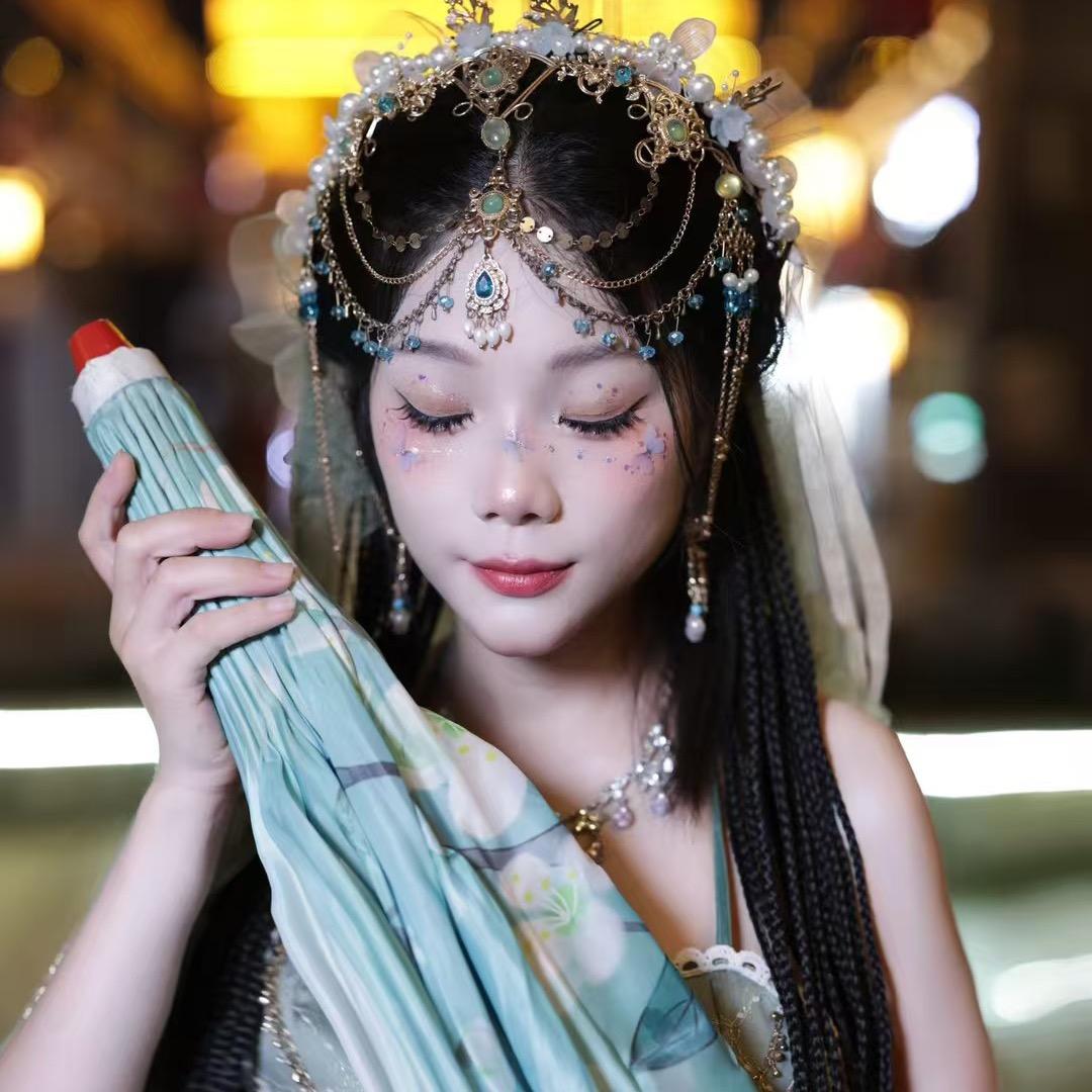 小潼爱吃喝玩乐