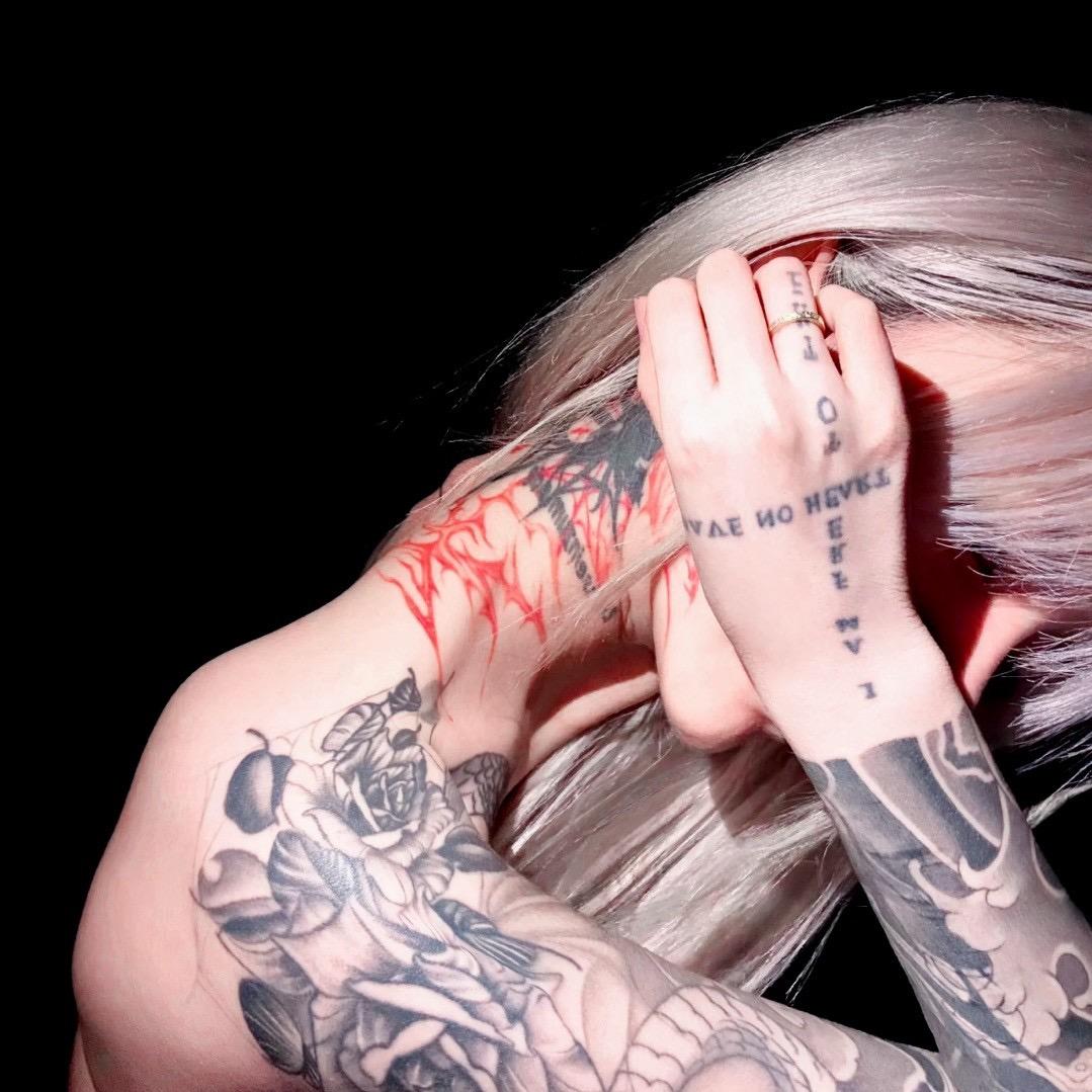 你眼角的湿润闻起来像爱