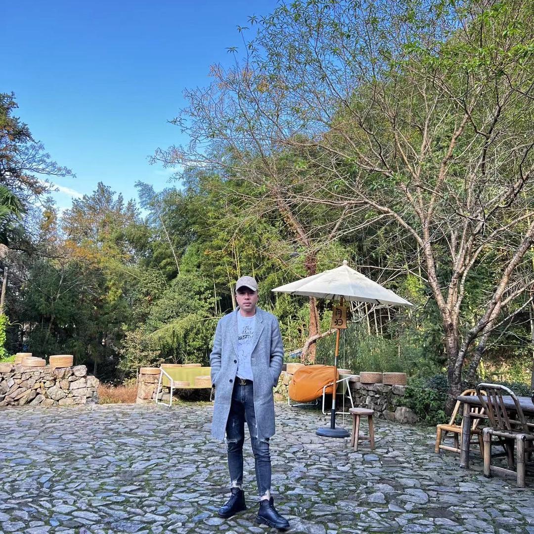 累了蹲下抱抱自己、站起来继续奔跑🏃