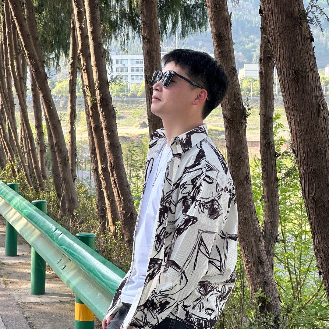 纯白。