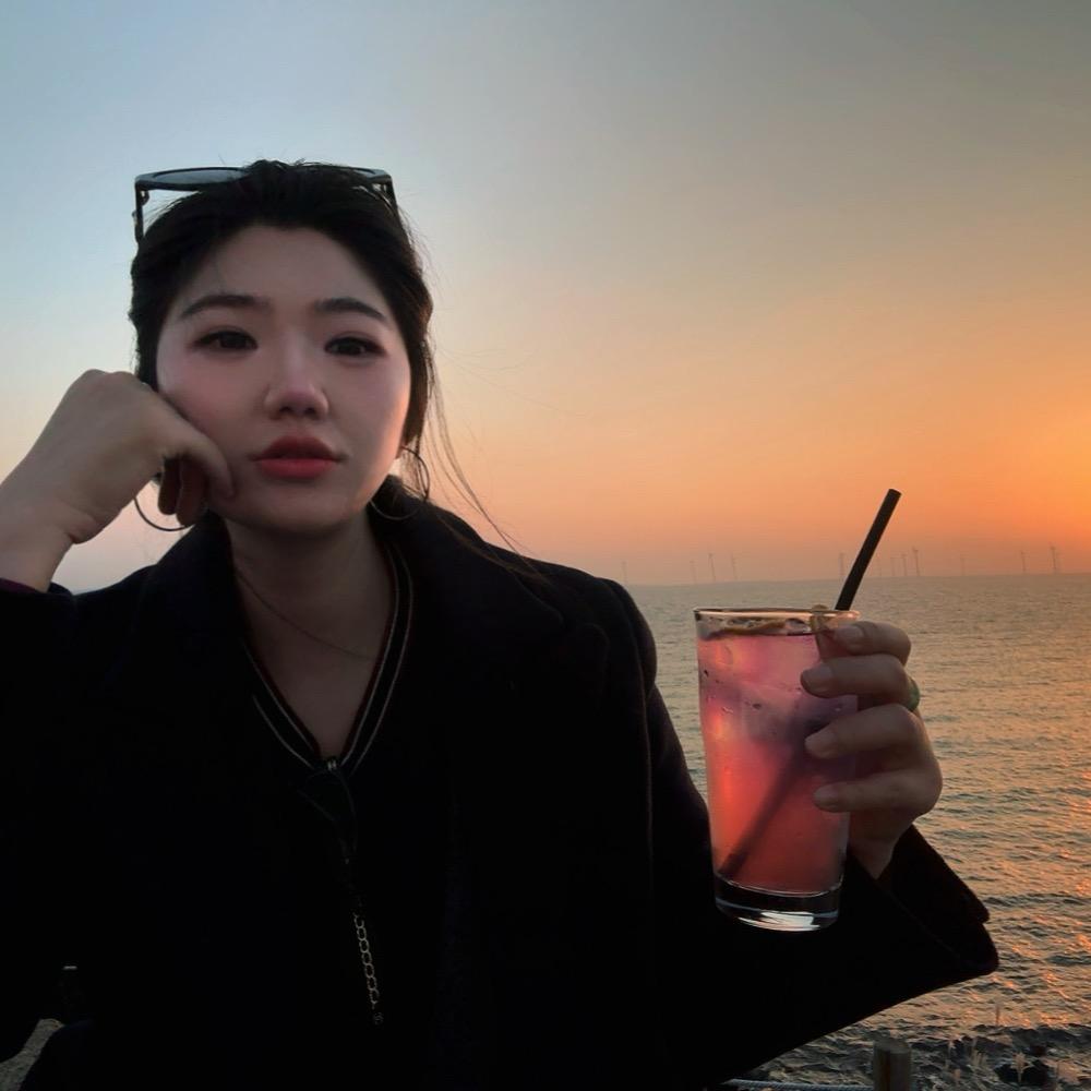 骑苕帚的小魔女