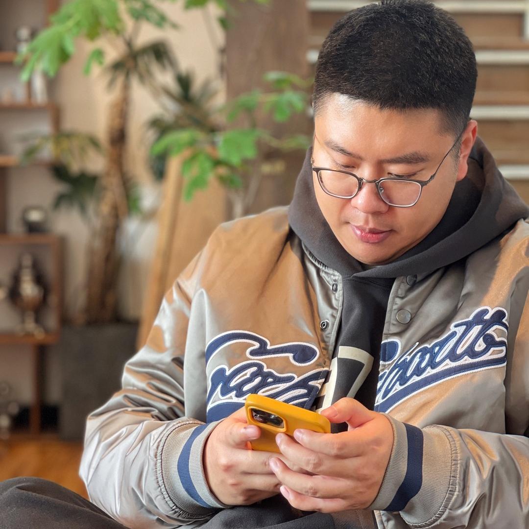 你看那个人好像条狗唉