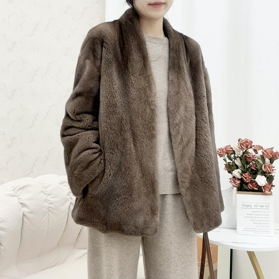启颜伊人服饰店