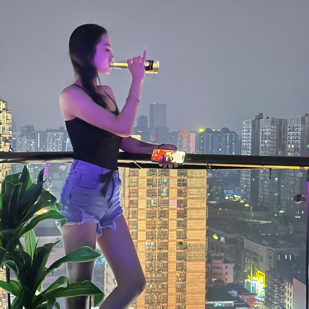 菲菲喝酒大王