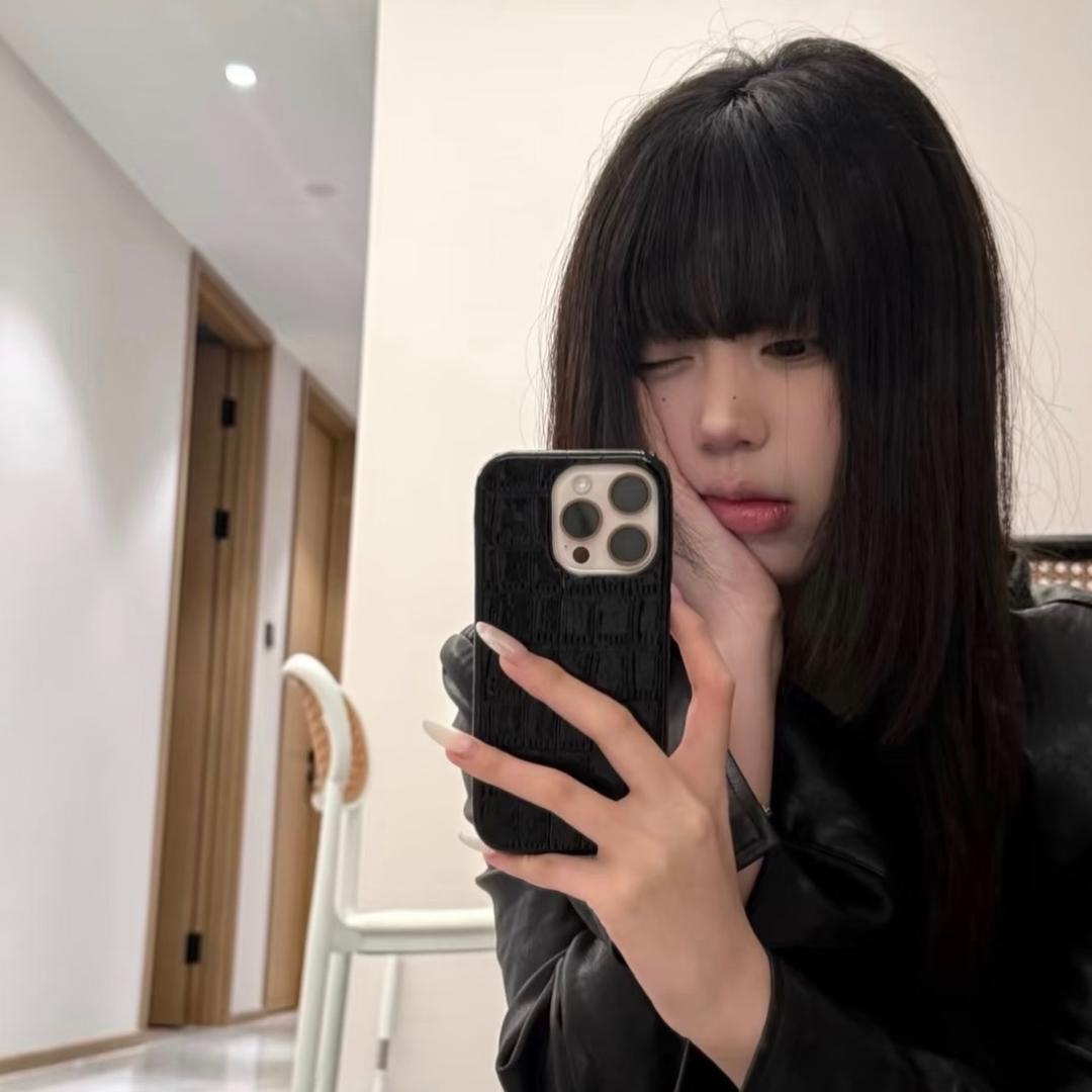 静雯.