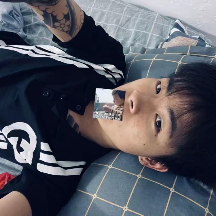 穿红色内裤那男的