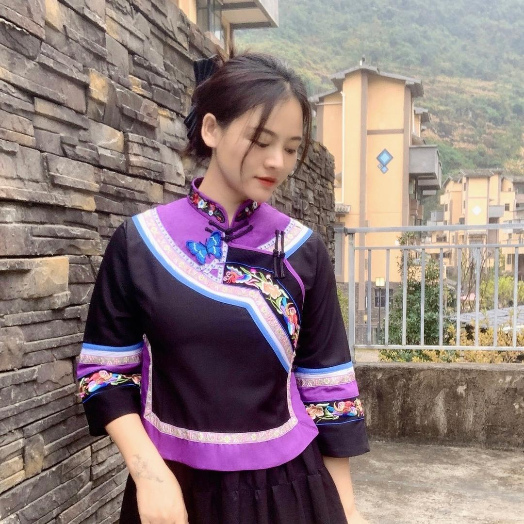 王姑娘 民族服饰