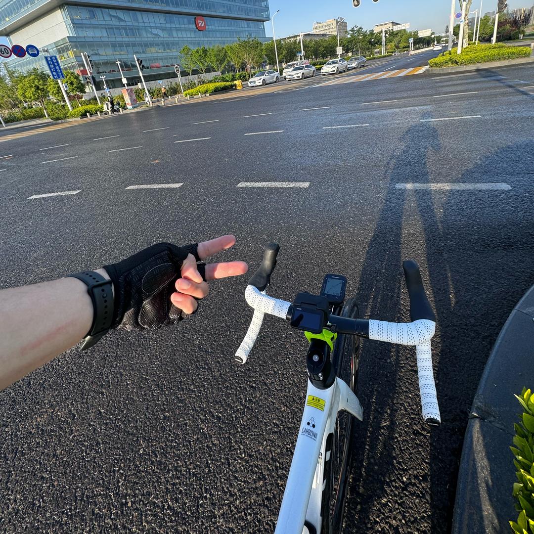 单手握把摄影师