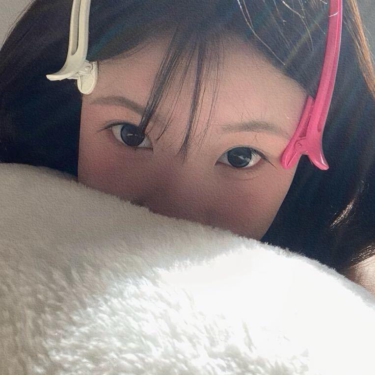 初見^.