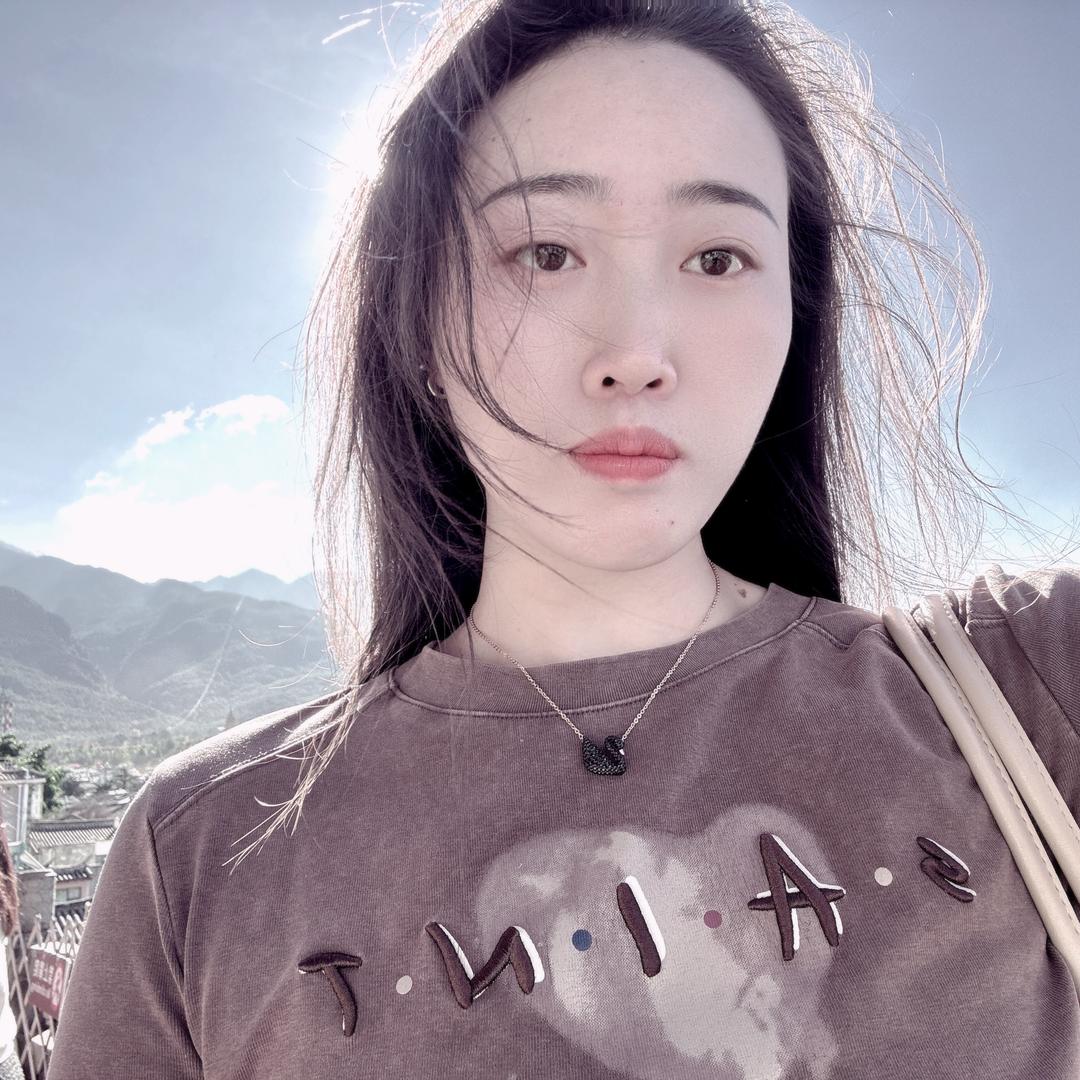 八 月