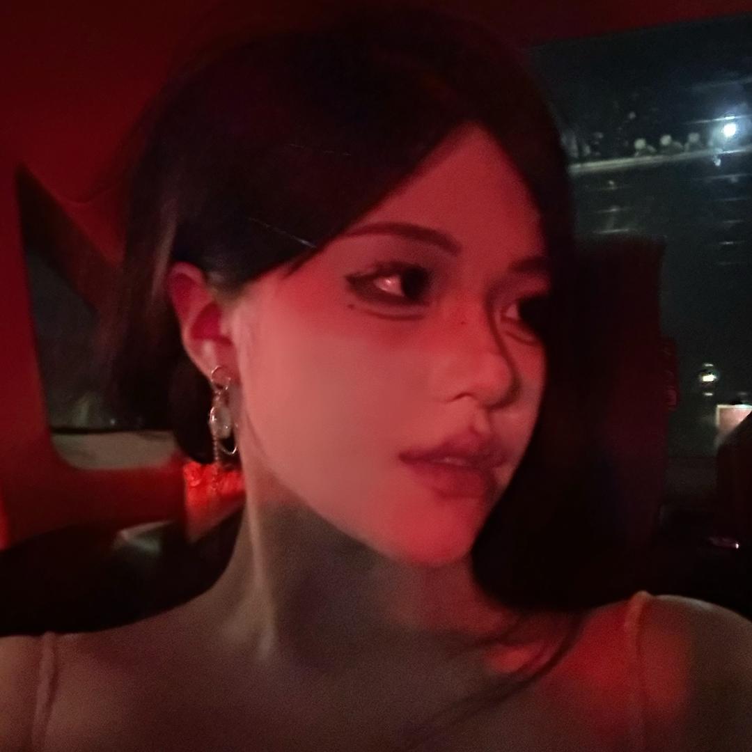 •-•