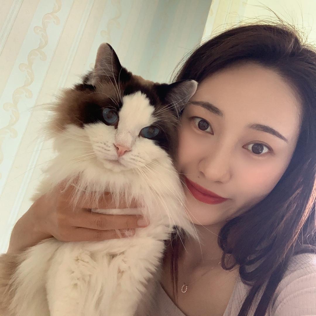 请叫我🎀粉粉学姐