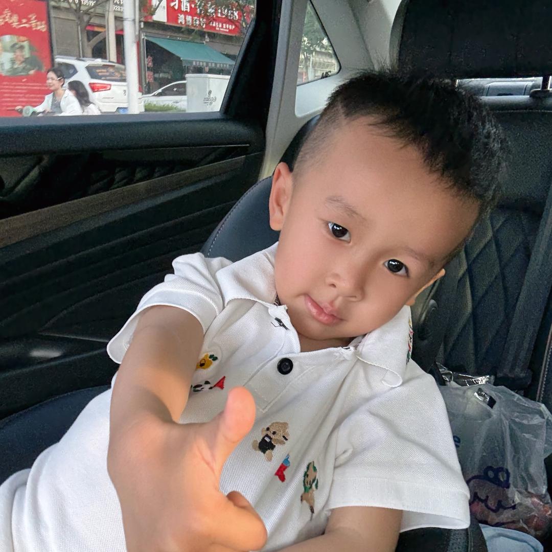 爱跳舞的崽崽。