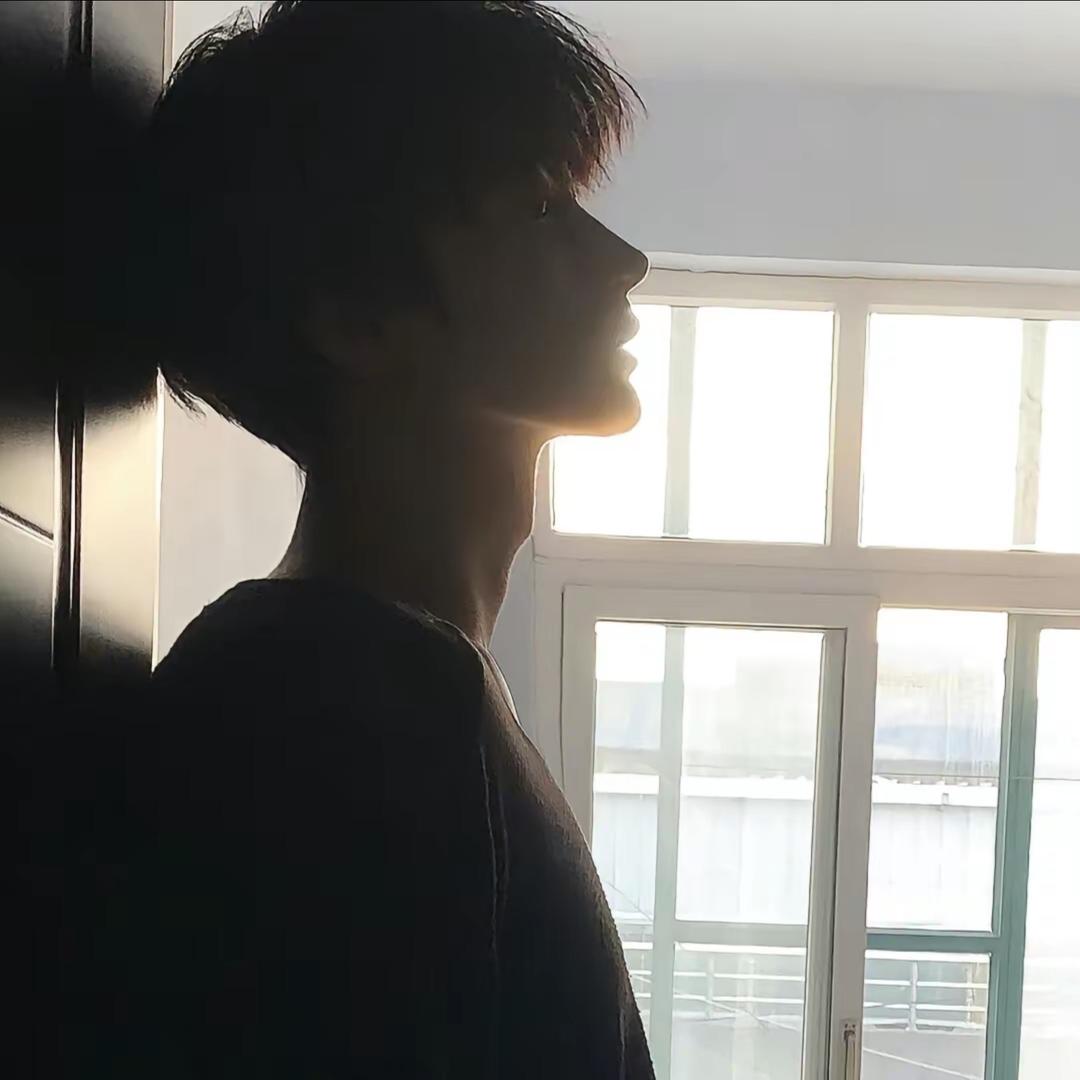 江易寒.