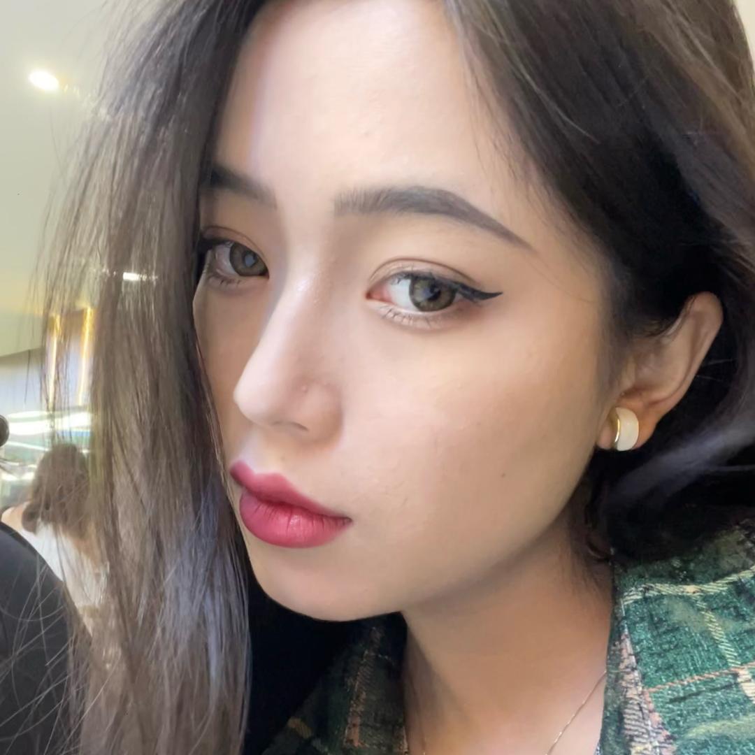小妍很文静