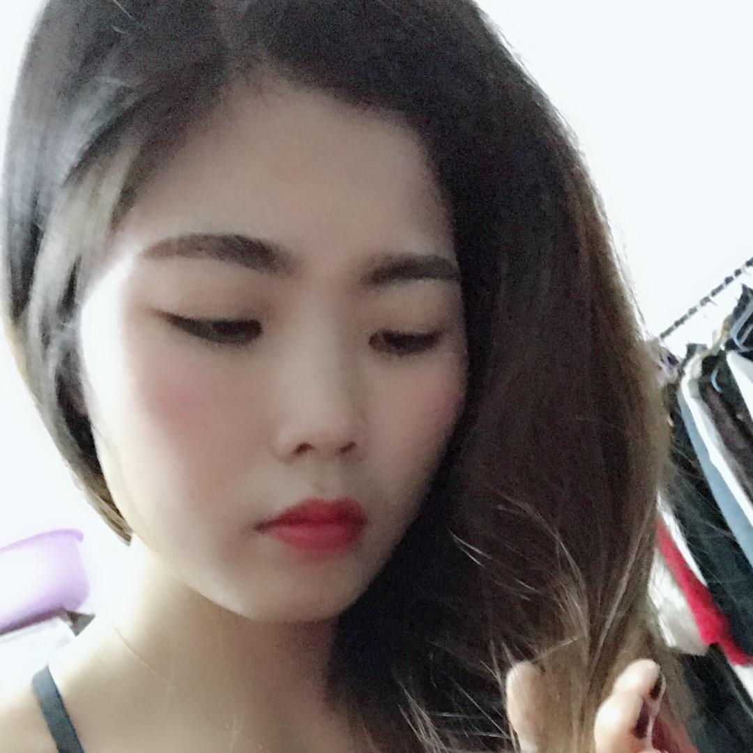 路灯下的女孩👧
