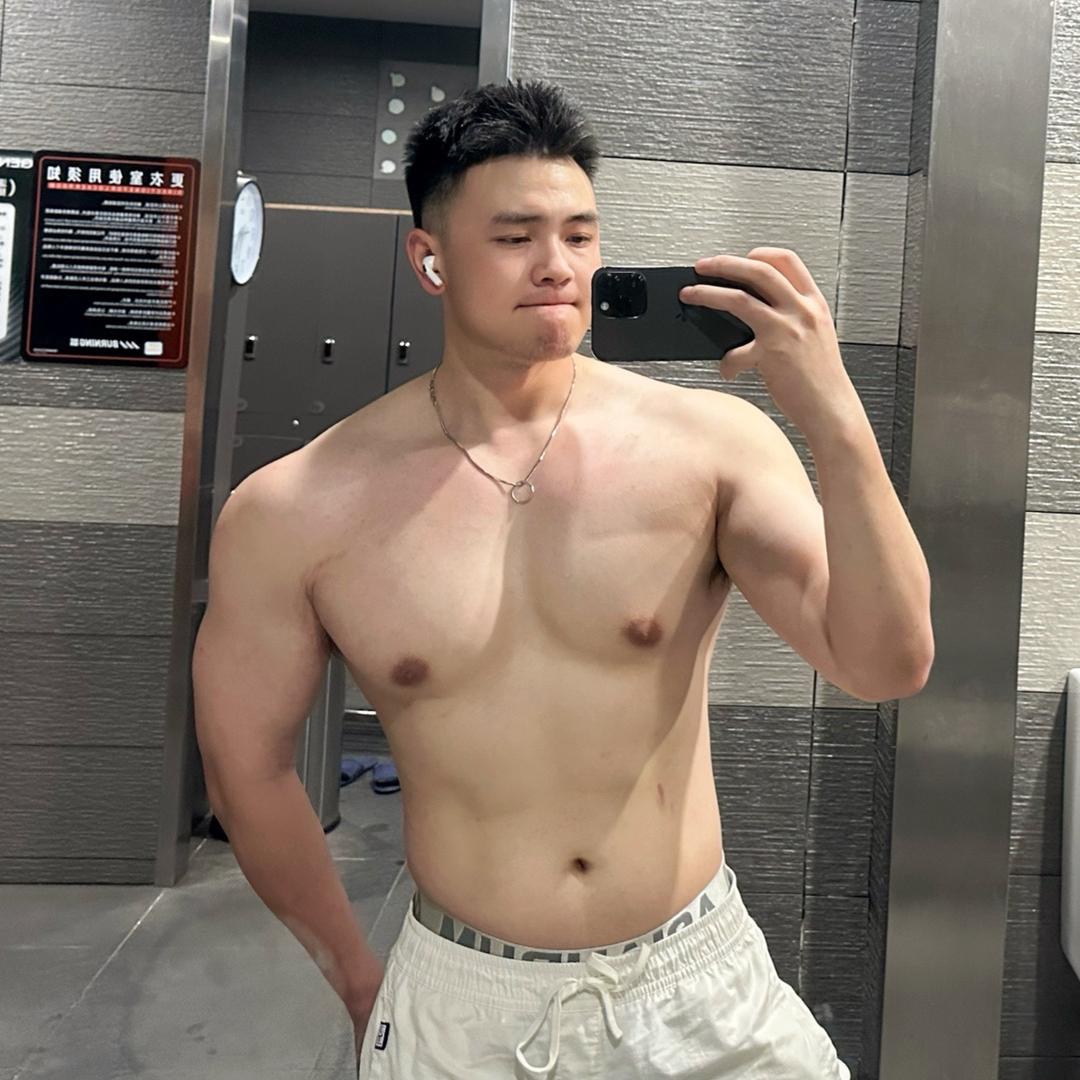 黑皮帅哥one