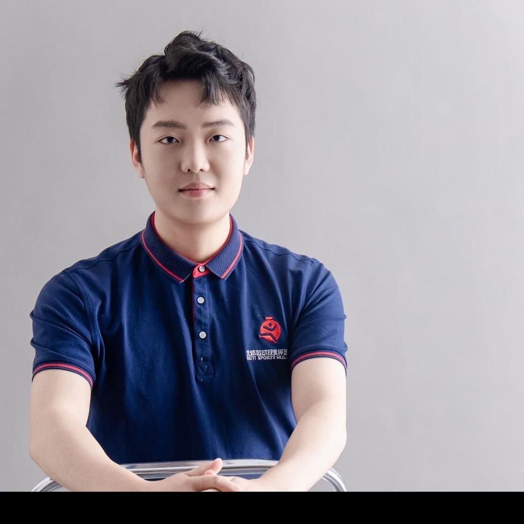 帅气迷人 18 岁 小鹏教练