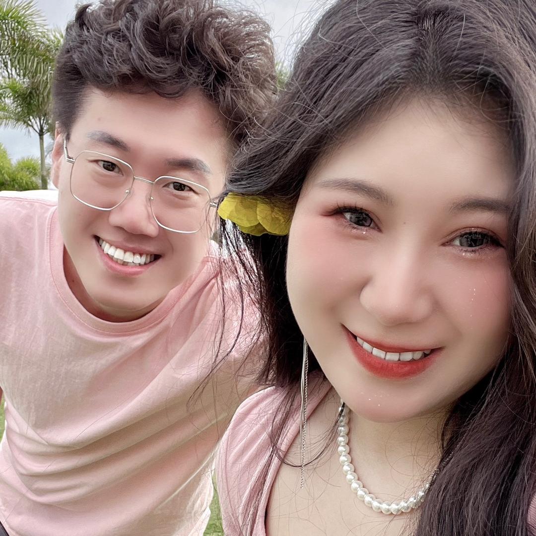 航航夫妇在带娃