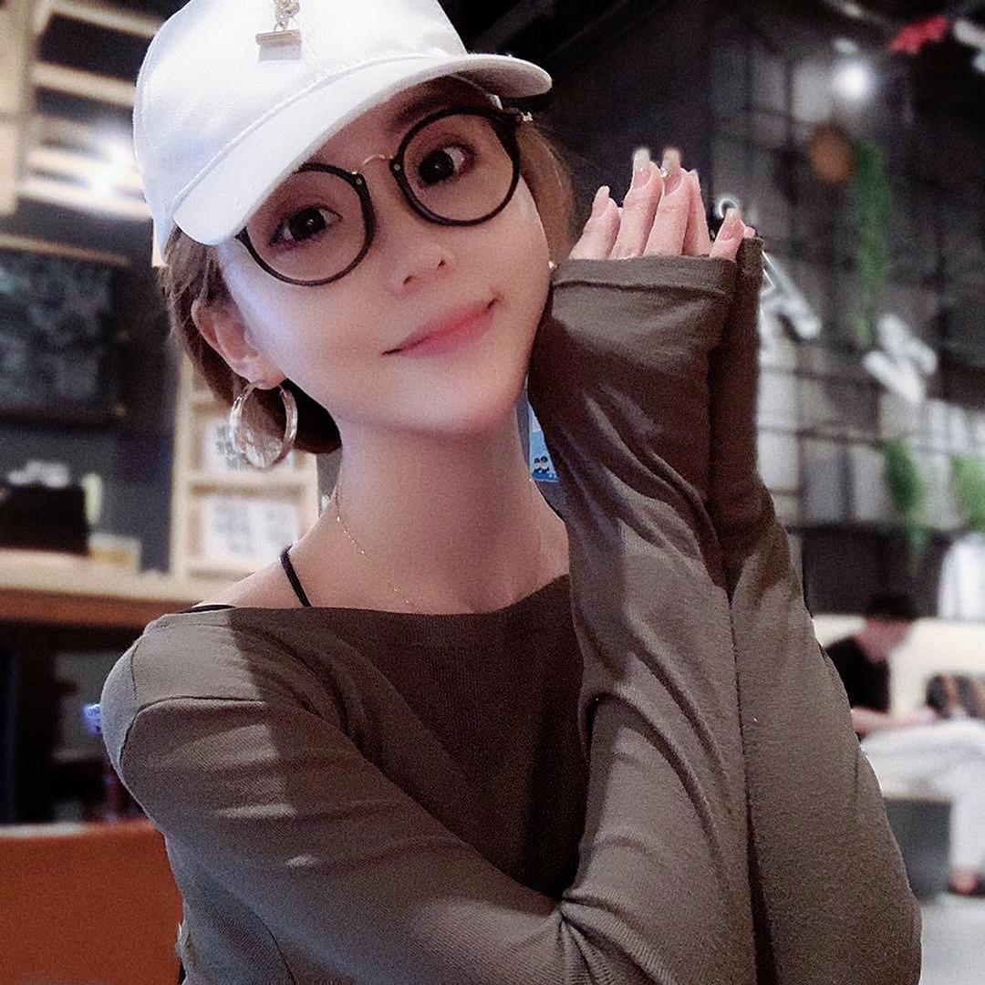 嗯哼  。