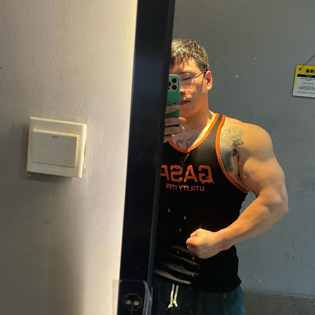 阿亮串烧烤场· 阿亮烤糊了