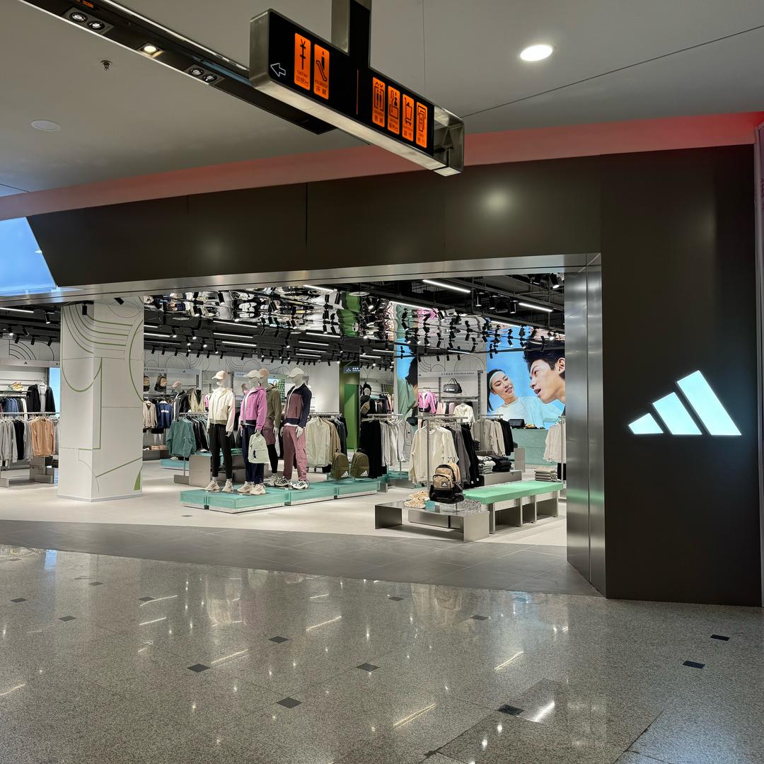 天津滨海吾悦广场阿迪达斯