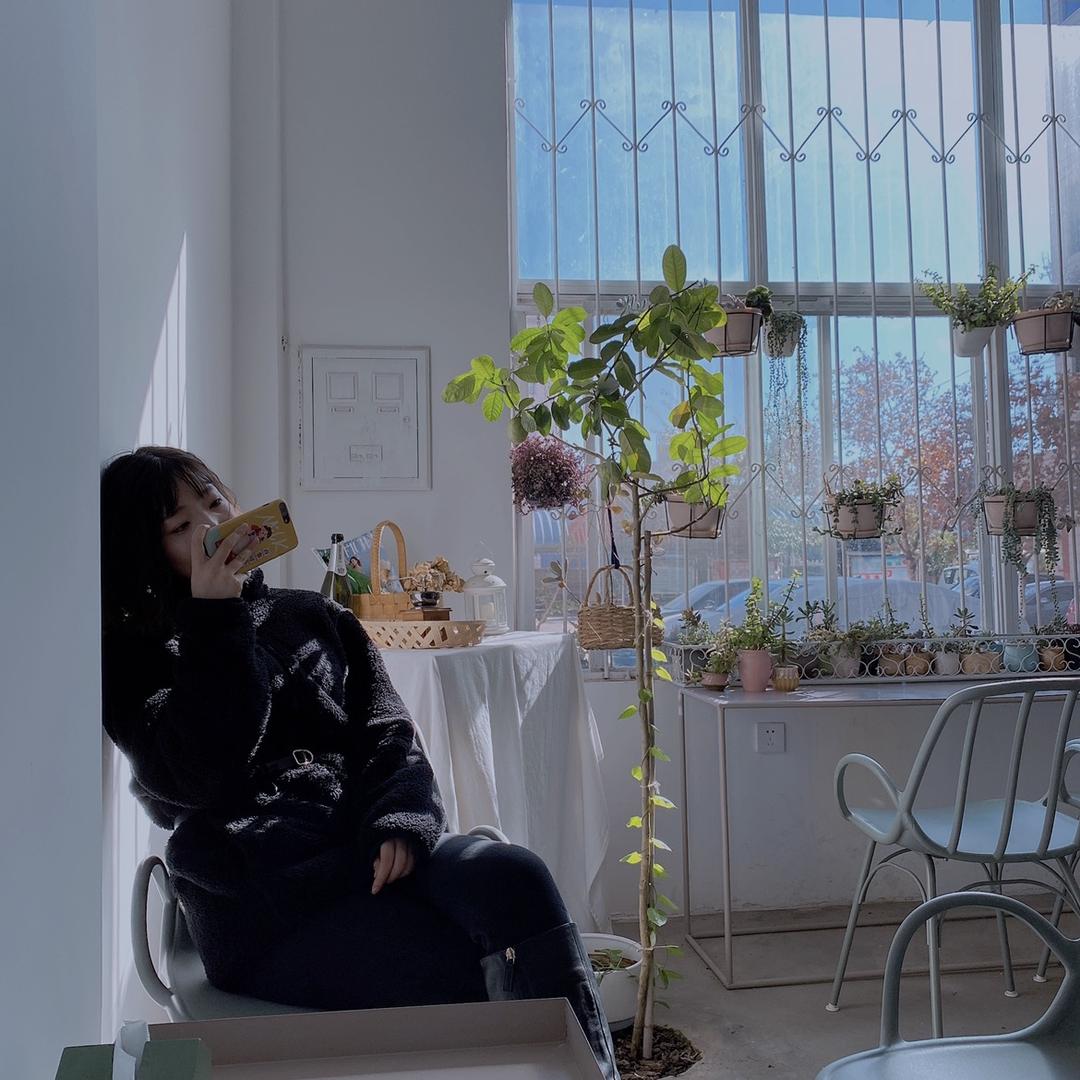 玥同.
