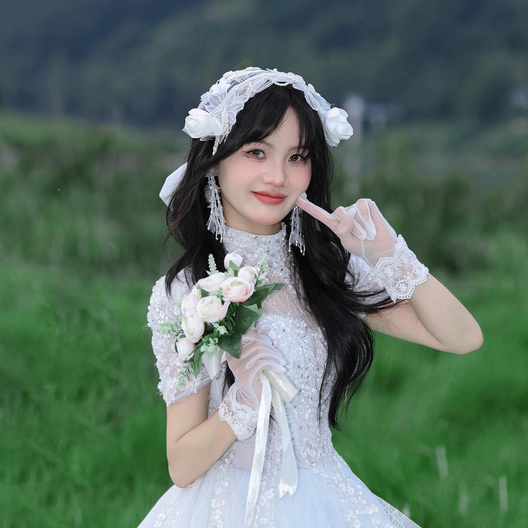 夏珊.