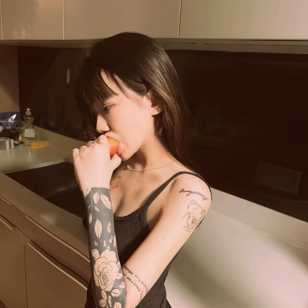 -周八見^