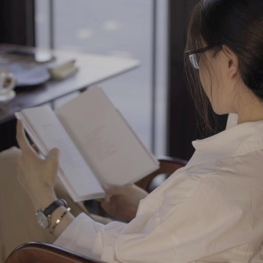 温婉少女爱读书