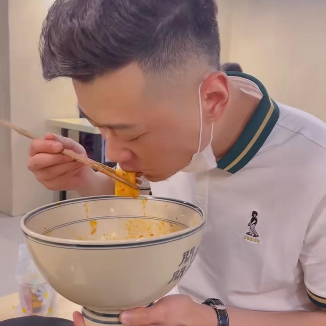 朱晓弟摆摊卖肘子