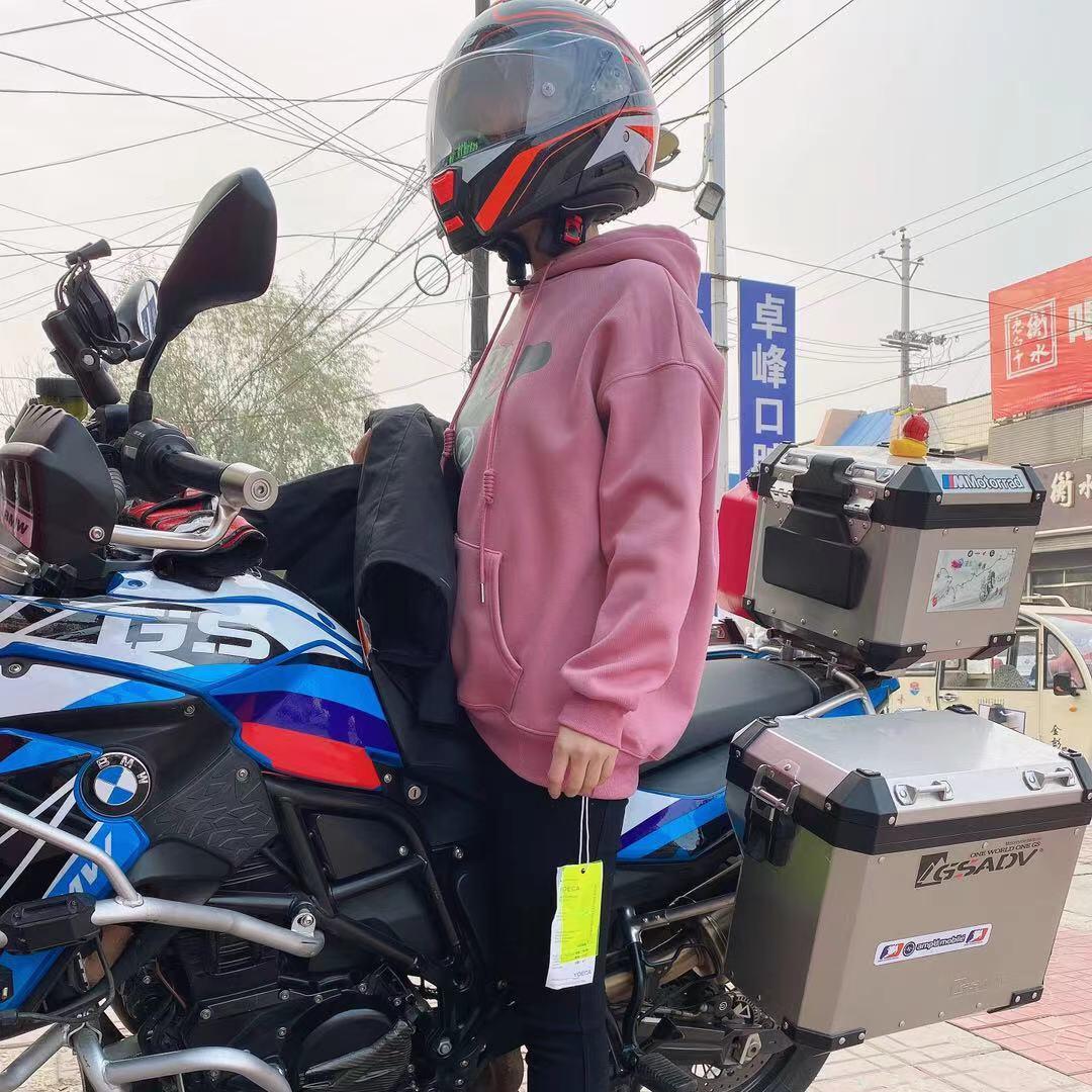 良品衣库服装店