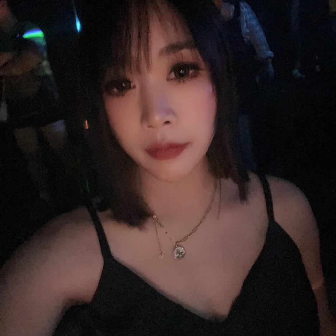 一枚粘人的小妖精