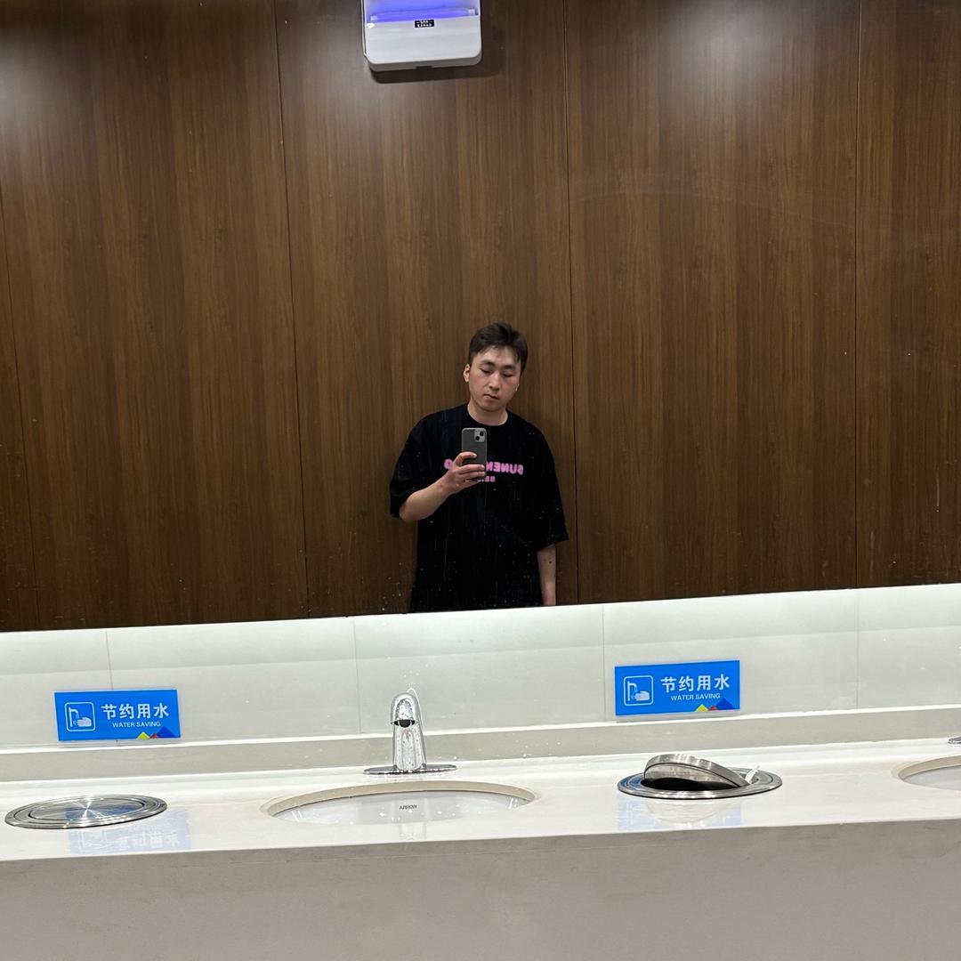 王小岁（三角洲纯绿跑刀）