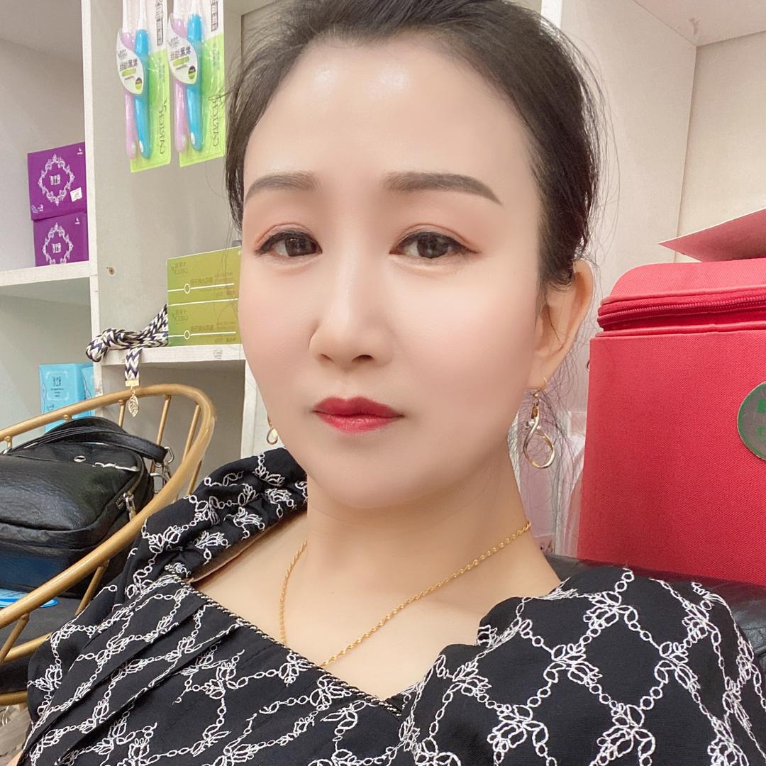 新安县尚层衣舍服装搭人