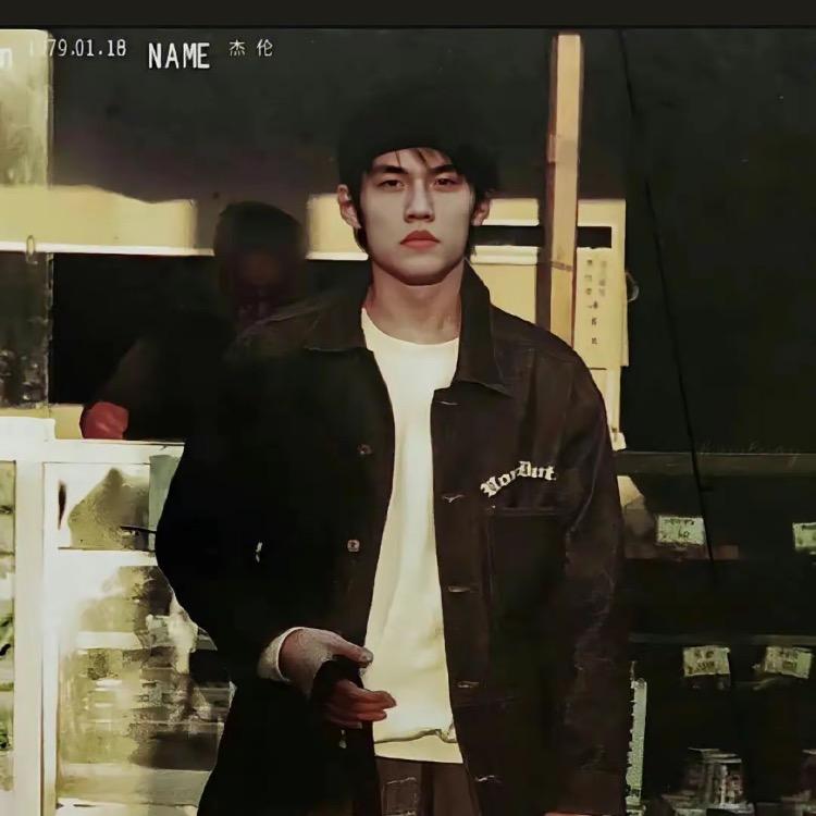 云朵来又往 人们聚又散